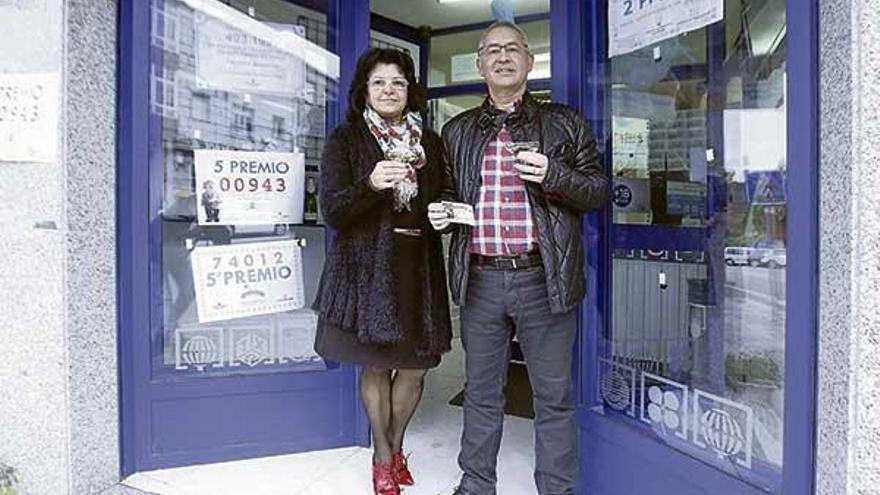 Marisa y su marido José Luis, en su administración de lotería en Bande.  // Jesús Regal