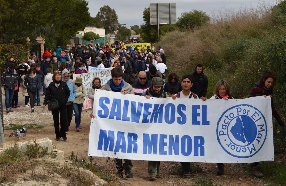 Una marcha por la rambla del Albujón exige acabar con los vertidos en el Mar Menor