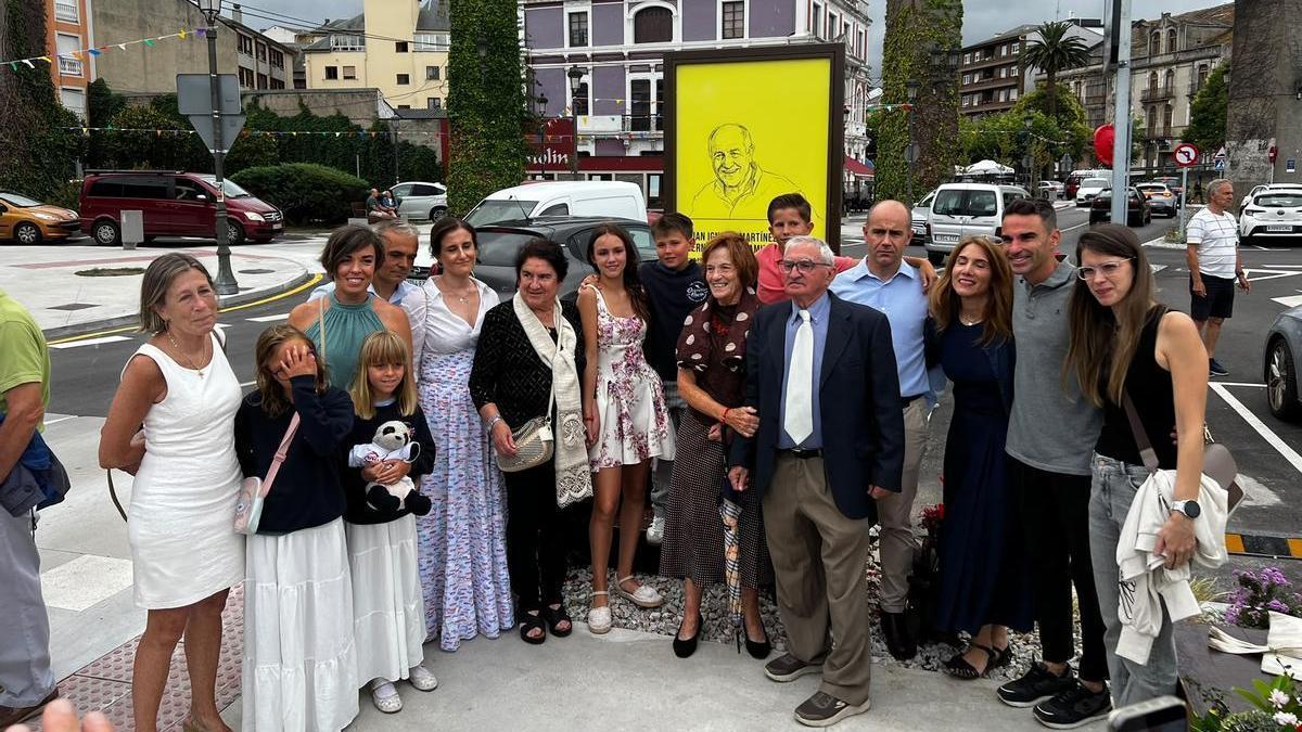 La familia de Juan Ignacio Martínez Fernández-Villamil al lado del hito recién descubierto en el paseo de la Dársena de Navia.