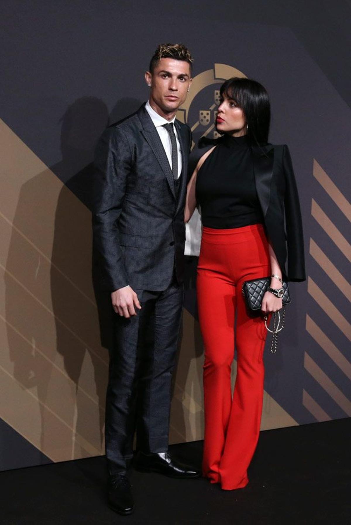 Georgina Rodríguez mira a Cristiano Ronaldo en el 'photocall' de los premios de la Federación Portuguesa de Fútbol