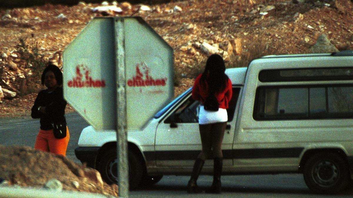 Un hombre solicita los servicios de una prostituta en la carretera de Cobatillas.