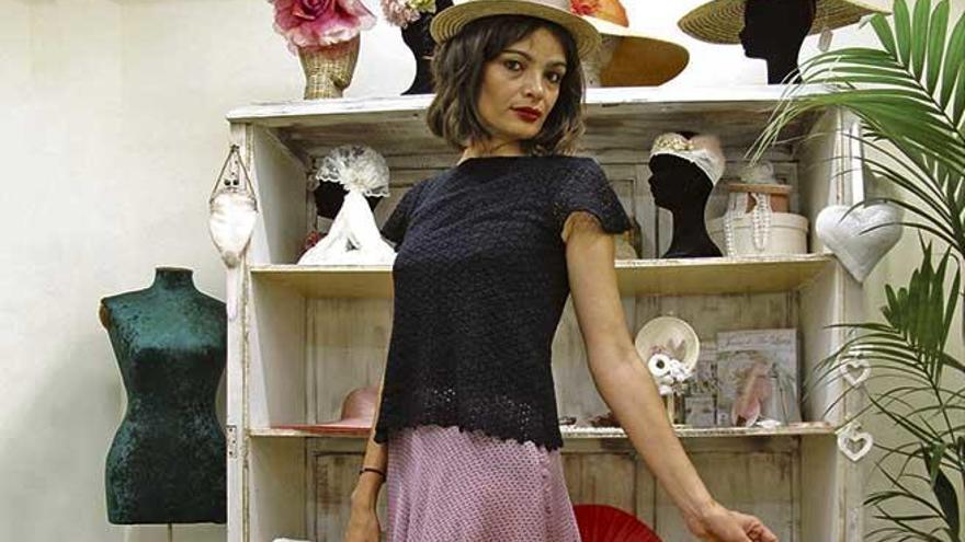 Angie Vallori posa con falda de seda y top de algodón de su colección ´Comme le vent´.