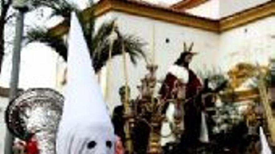 La Virgen de la Palma estrena palio en Badajoz