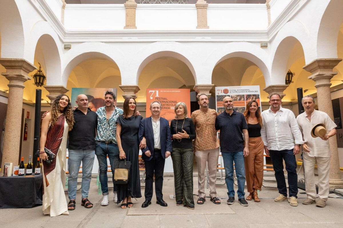 Representantes políticos con el elenco de 'Cleopatra Enamorada'.