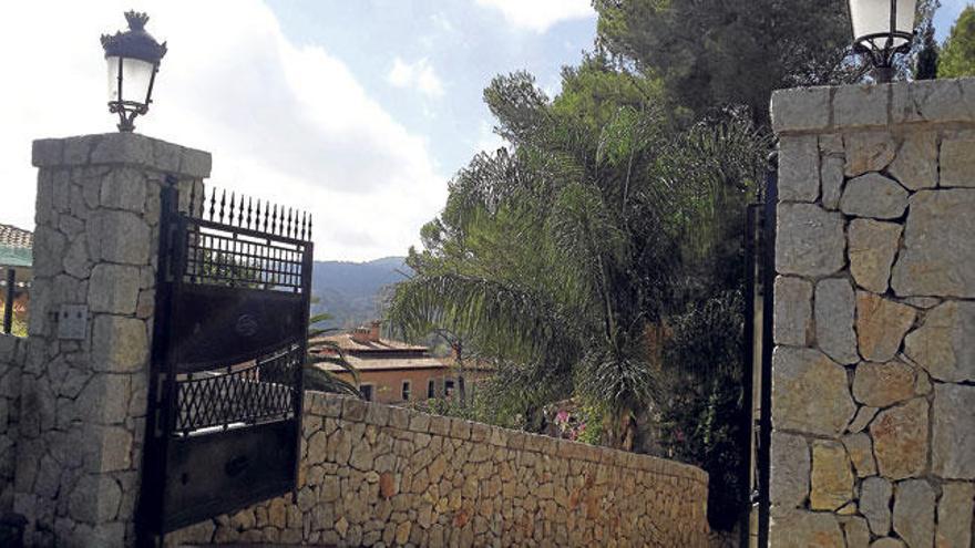 Entrada de la residencia de la calle Albercuix de Son Vida donde ayer robaron unos ladrones.