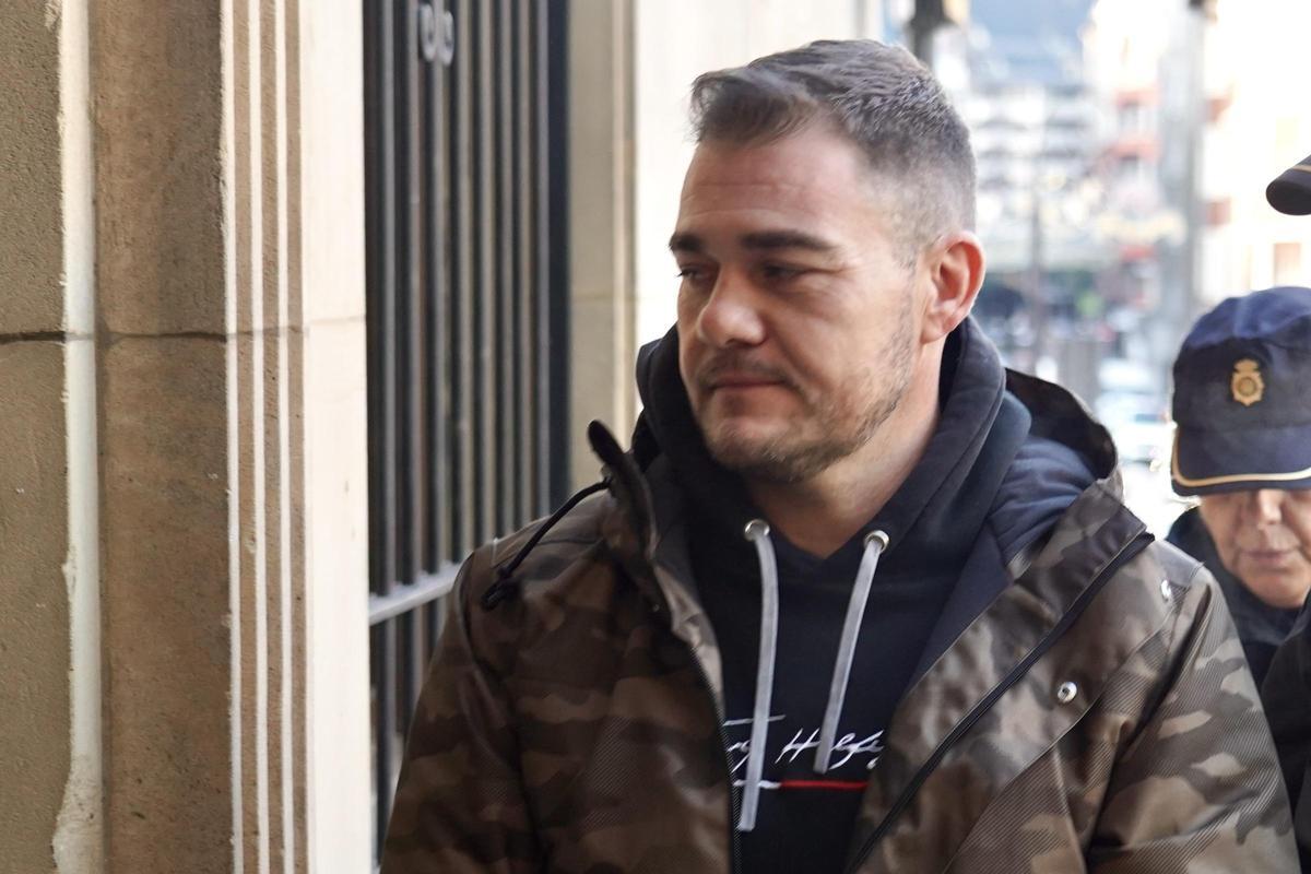 El acusado a su llegada al juicio.