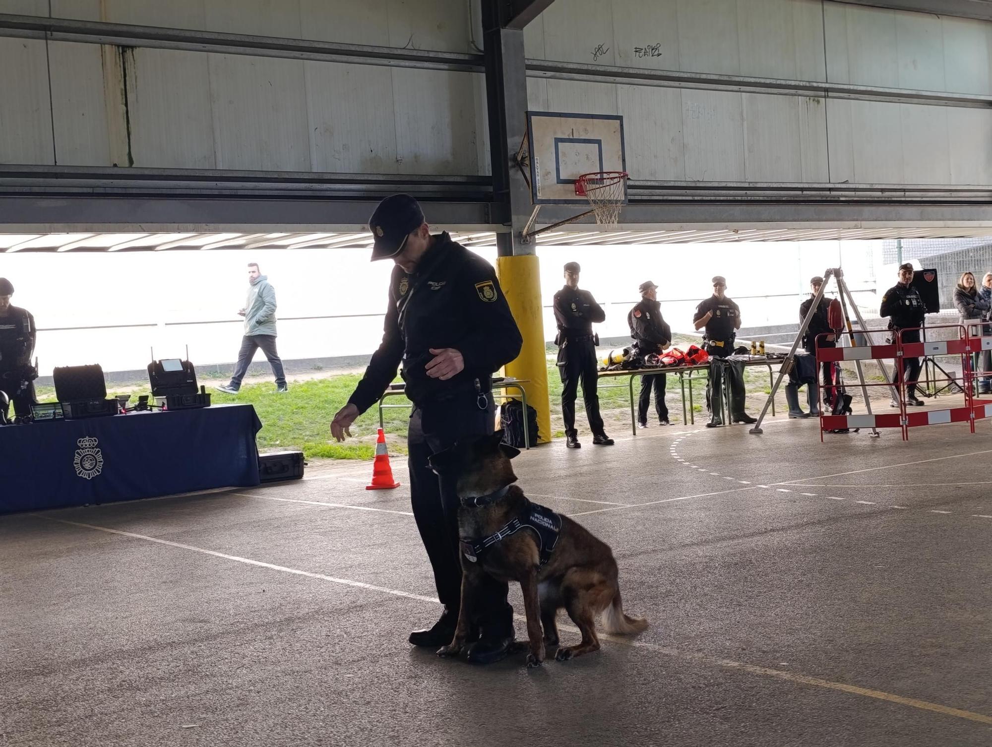 Así fue la exhibición de la Policía Nacional en el colegio La Fresneda, en Siero