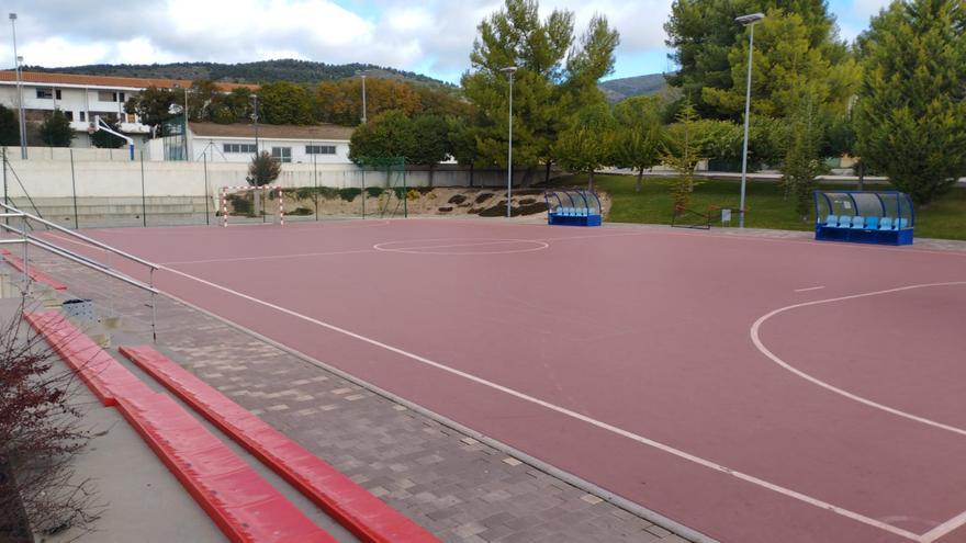 Ibi instalará una cubierta en una pista de fútbol del Polideportivo