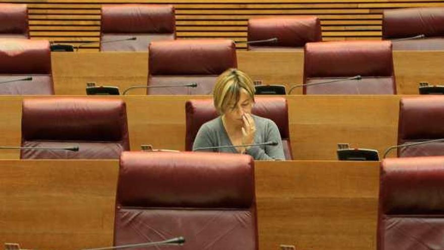 La alcaldesa de Alicante, Sonia Castedo, ocupando su escaño en las Cortes, en foto de archivo.