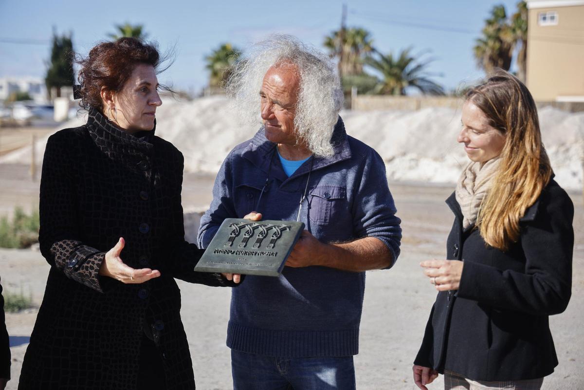 El director de Anse, Pedro García, recibe la placa conmemorariva de manos de la directora de Hispania Nostra Barbara Cordero (Izq.)