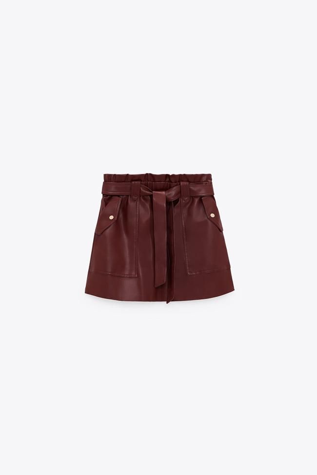 Falda 'paperbag' efecto piel, de Zara