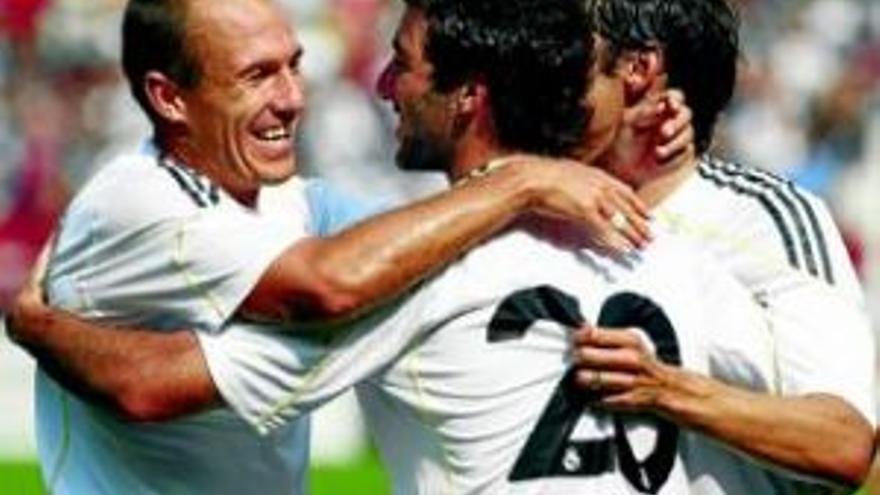 Higuaín y Robben se reivindican en el Madrid con tres goles al United