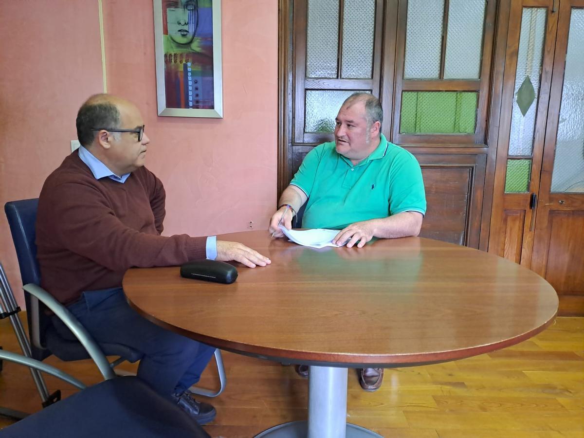 El abogado Calixto Escariz y el alcalde de Vegadeo, César Álvarez.