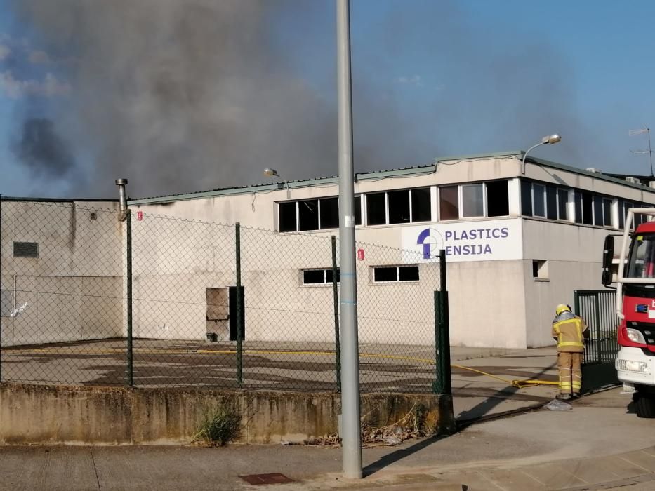 Els bombers ja han controlat el foc del Polígon Sant Isidre de Sant Fruitós