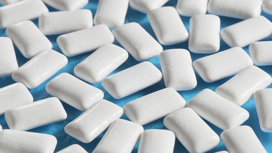 El dióxido de titanio se usa en dulces y golosinas como blanqueante