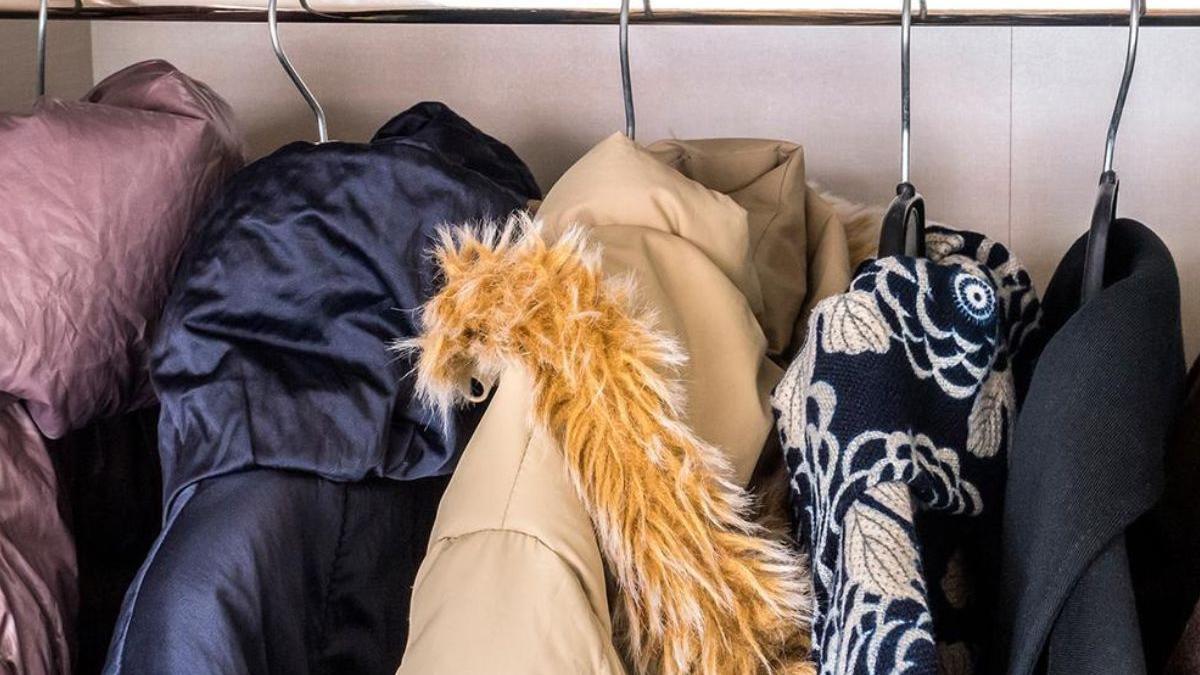Adiós a colgar los abrigos la solución japonesa para ganar más espacio en el armario