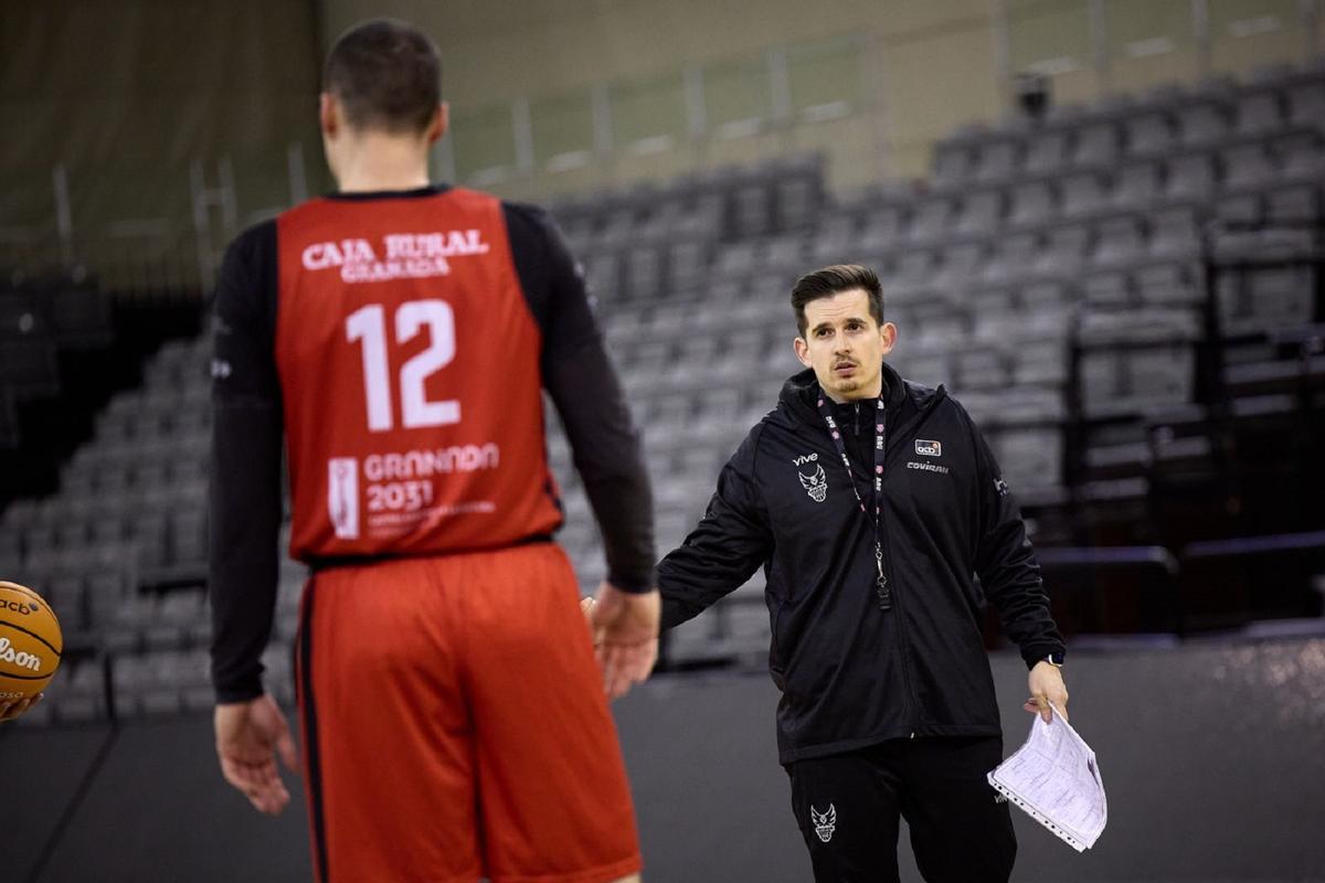 El malagueño Arturo Ruiz dirige al Covirán Granada en un entrenamiento.