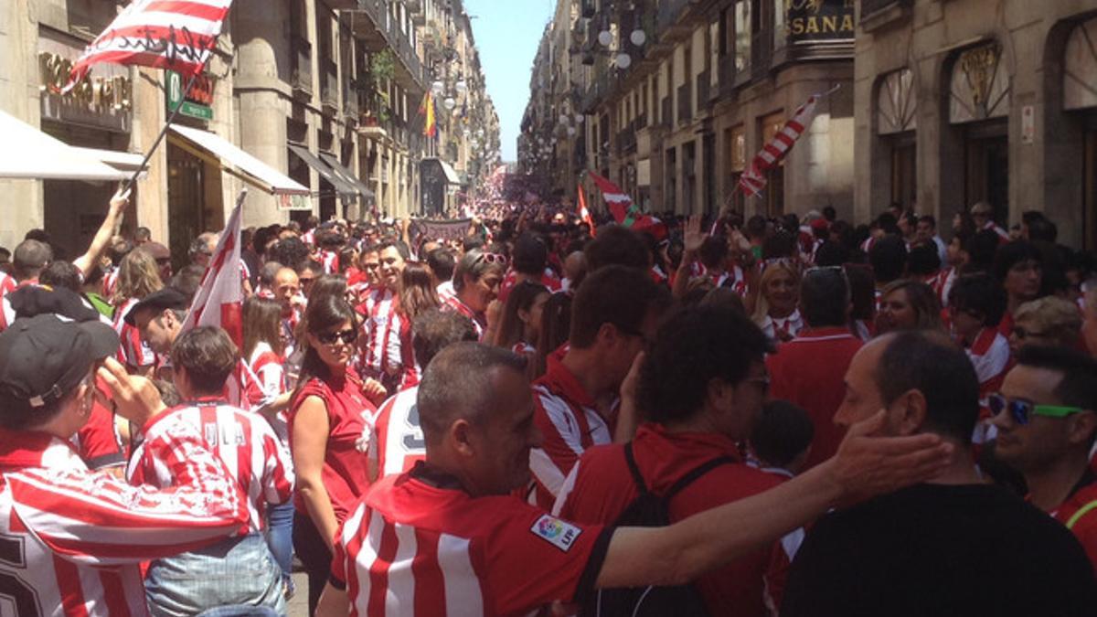 Una marea de aficionados del Athletic se concentran en la calle Ferran de Barcelona