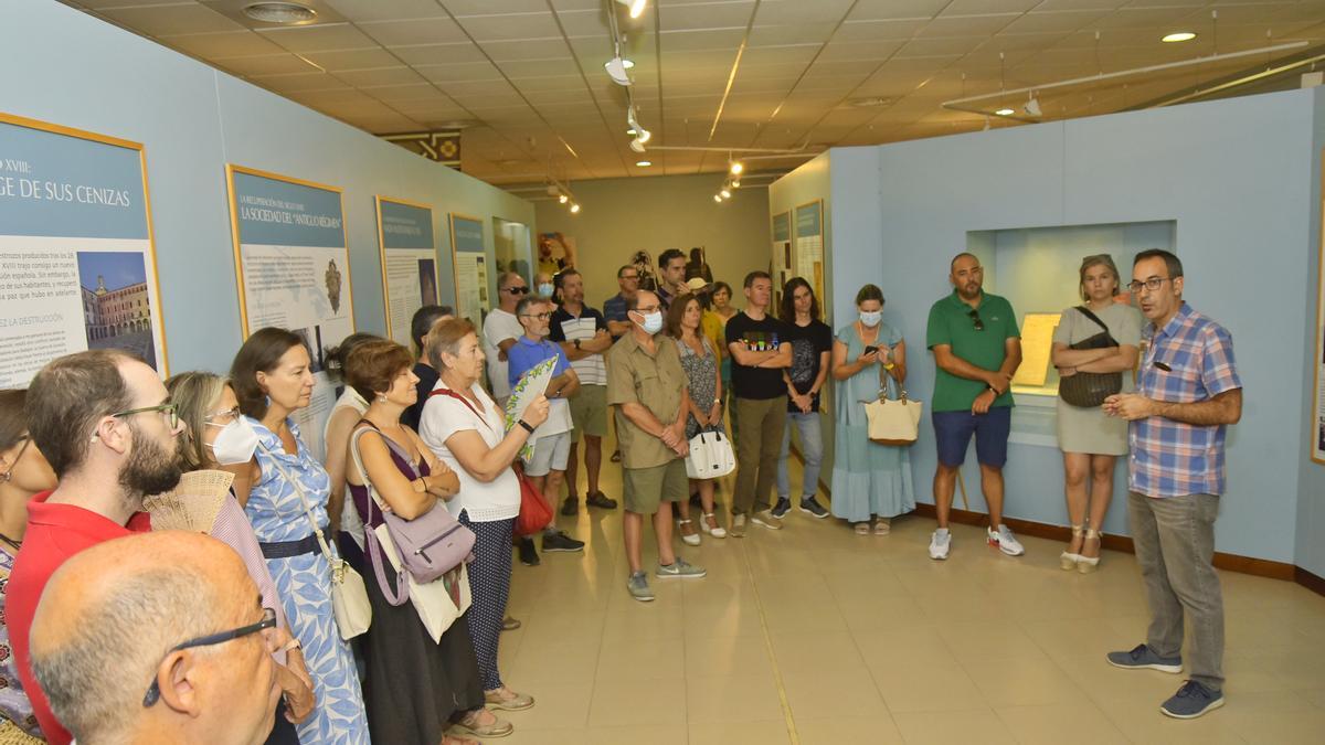 Los participantes atienden a las explicaciones en una de las salas del museo.
