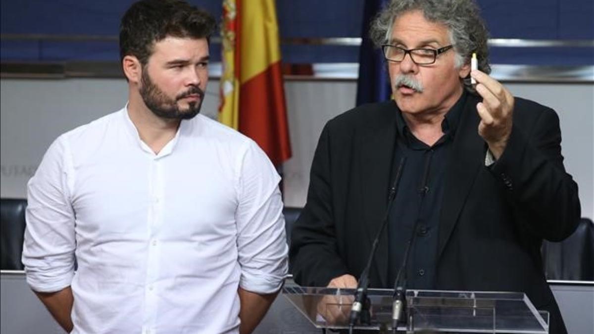 Joan Tardà muestra el pen que le ha entregado a Mariano Rajoy, en la rueda de prensa tras su reunión en Moncloa.