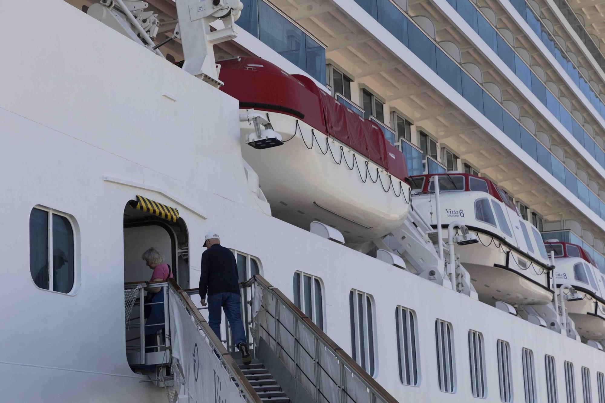 Un recorrido por el buque 'Oceania Vista' que ha hecho escala en el Puerto de València