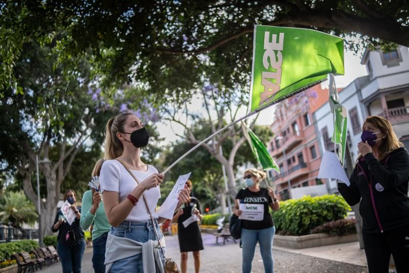 Concentración de interinos en el exterior de la Consejería de Sanidad