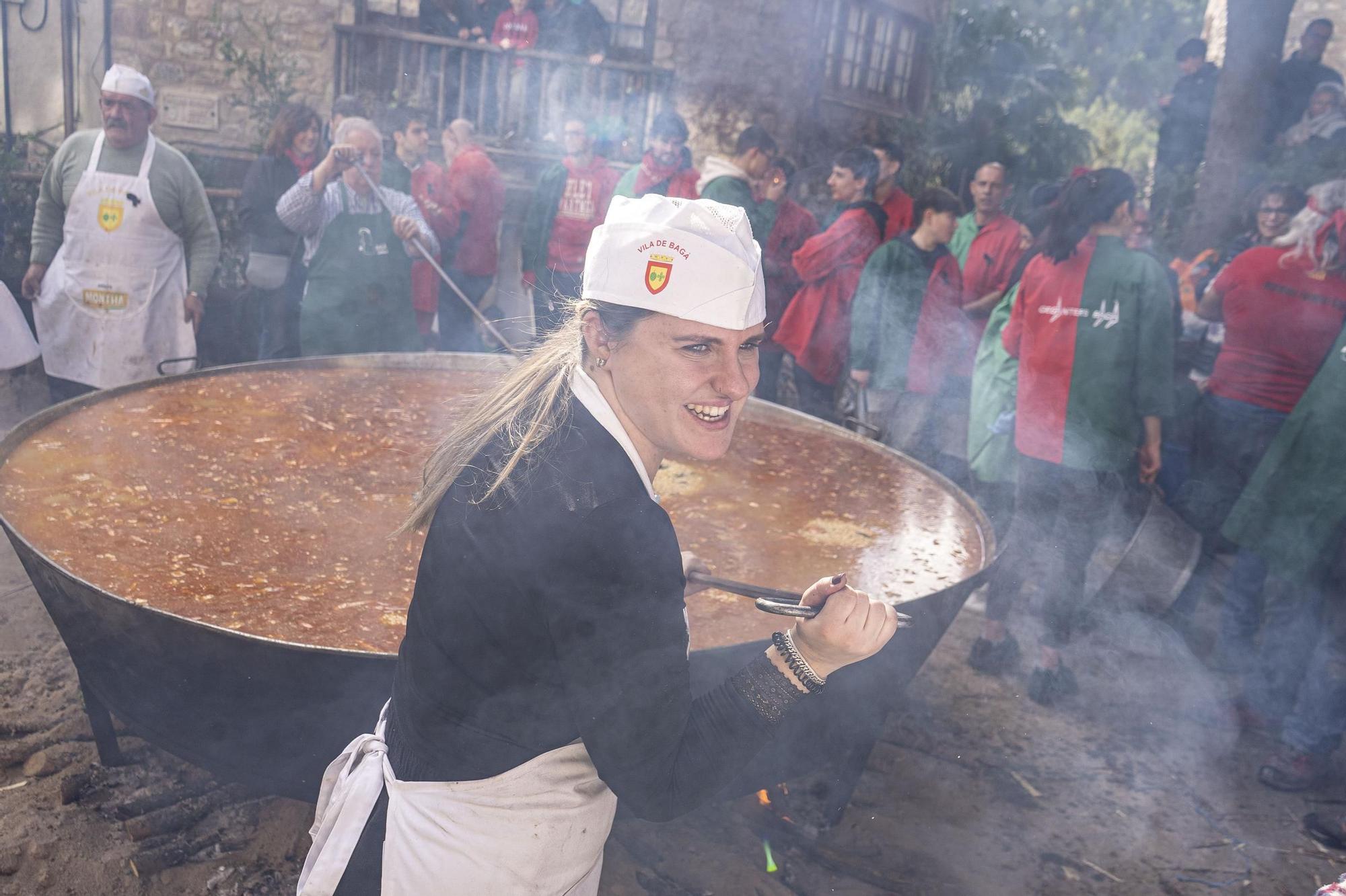 Bagà cuina el seu popular arròs per 2.500 persones