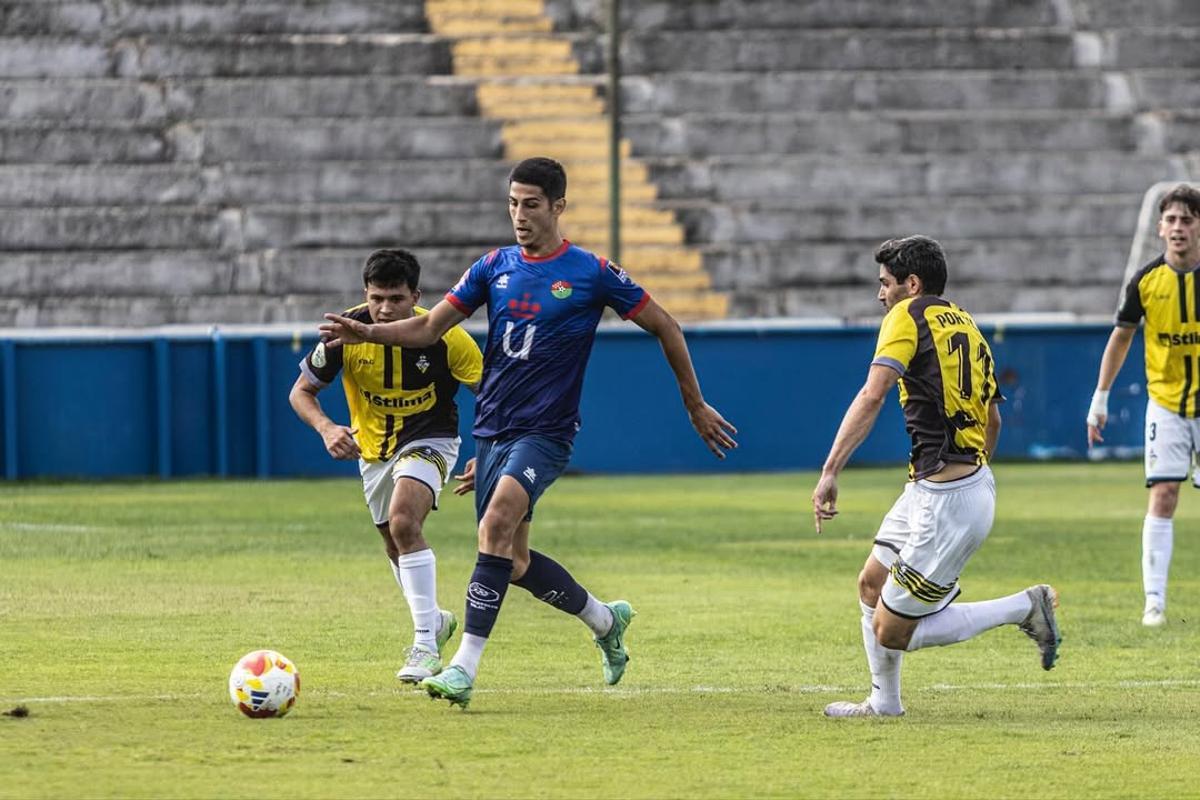 Víctor Sánchez, durante un encuentro con el Móstoles.
