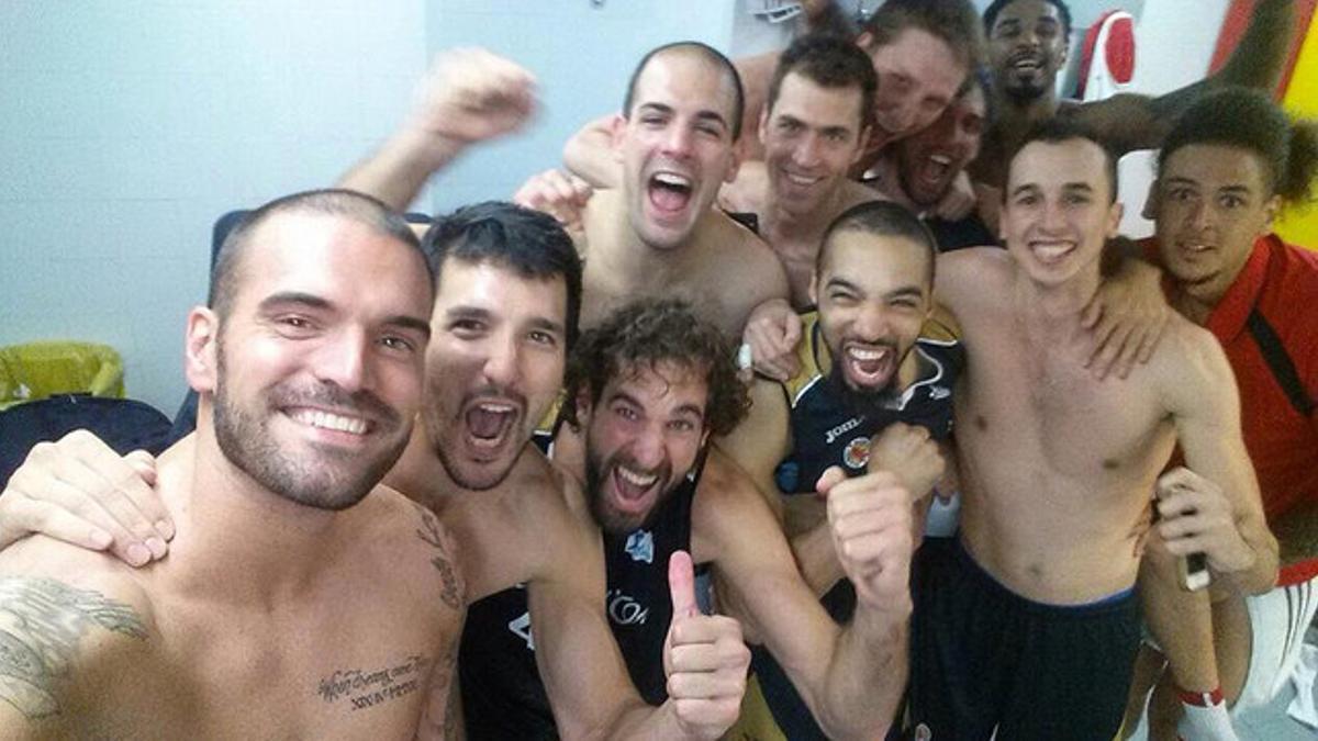 Los jugadores del Manresa celebran la salvación en los vestuarios del Palacio de los Deportes de Madrid.
