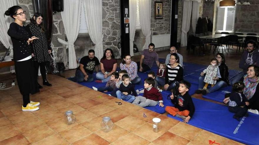 Taller emocional en el centro Vista Alegre  |  El colectivo Avelaiña organizó ayer en el centro cultural Vista Alegre de A Bandeira un taller emocional. Bajo el título &quot;Unha viaxe polo mundo das emocións&quot;, los padres y madres tuvieron la oportunidad de acompañar a los pequeños el mundo de las emociones a través de un cuento de las actividades que se desprenden de su narración, ilustración y vídeo. La música o la expresión corporal fueron algunos de los recursos que se utilizaron.