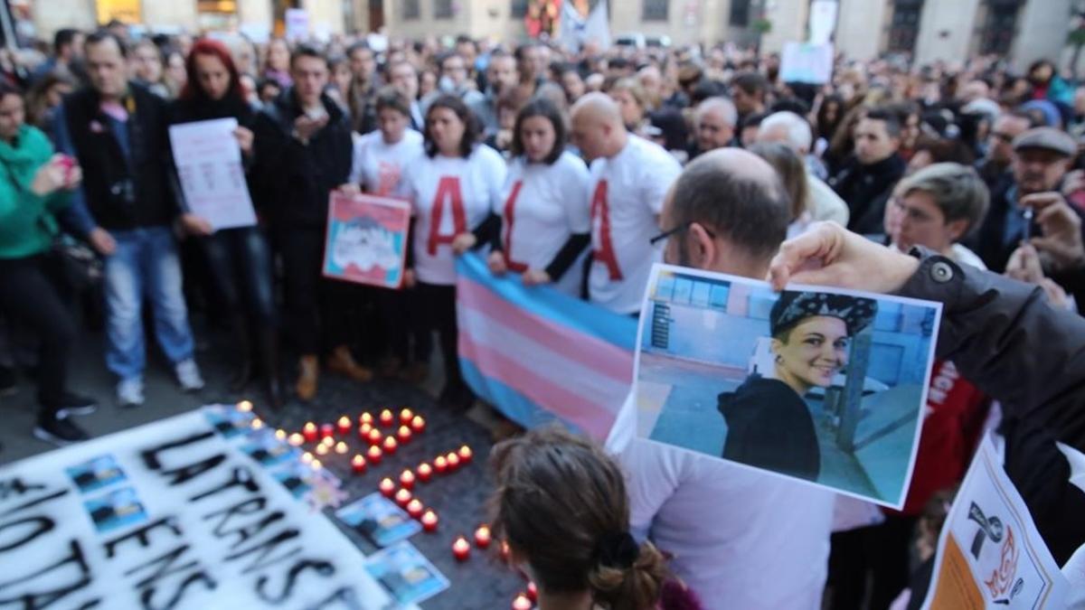 Concentración en Barcelona por el suicidio de Alan, un transexual de 17 años, víctima de acoso escolar