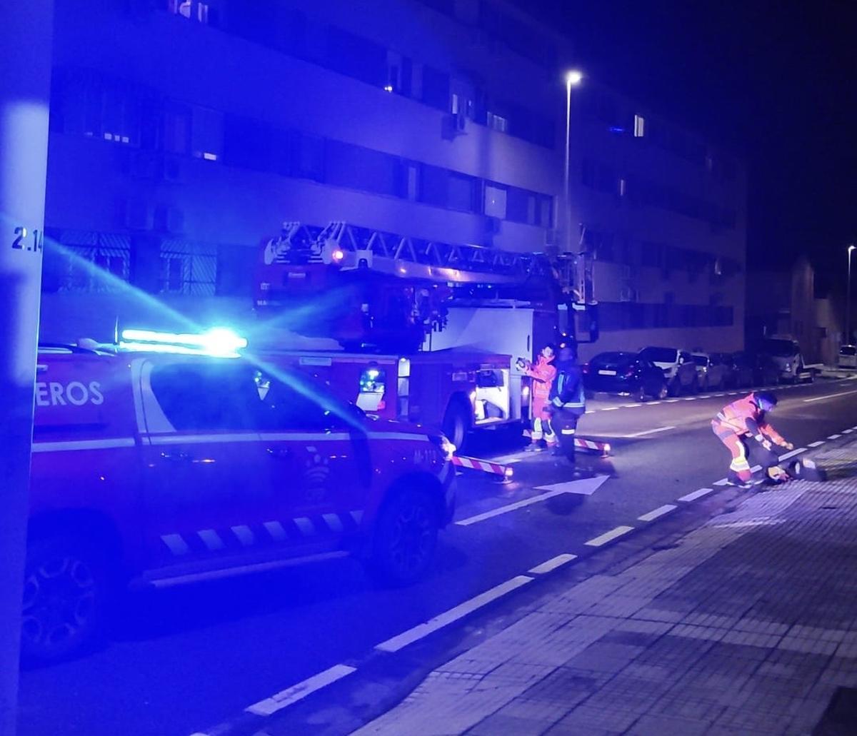Intervención de los bomberos ayer por la noche en Mérida.