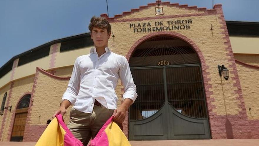 Fernando Rey frente a la plaza de toros de Torremolinos