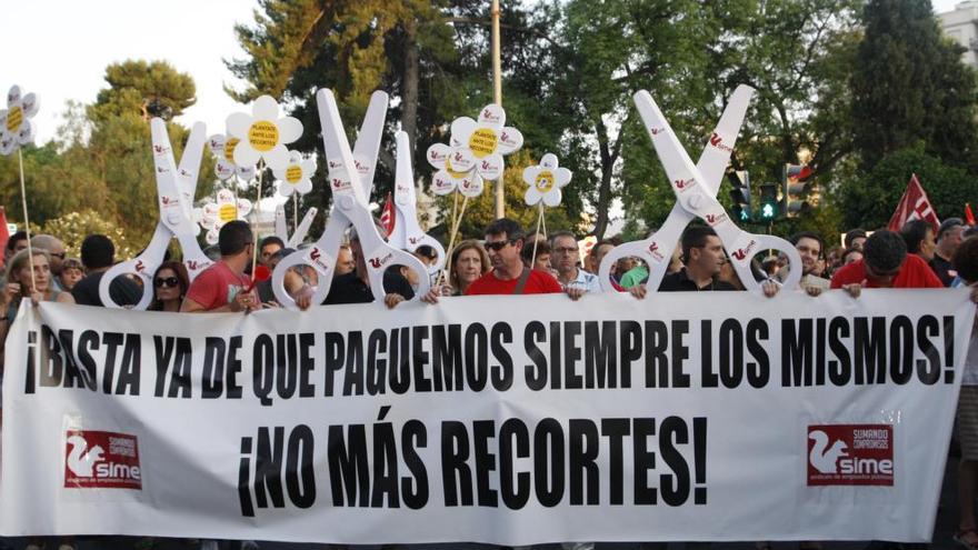 Los empleados municipales, manifestándose contra las bajadas de salario.