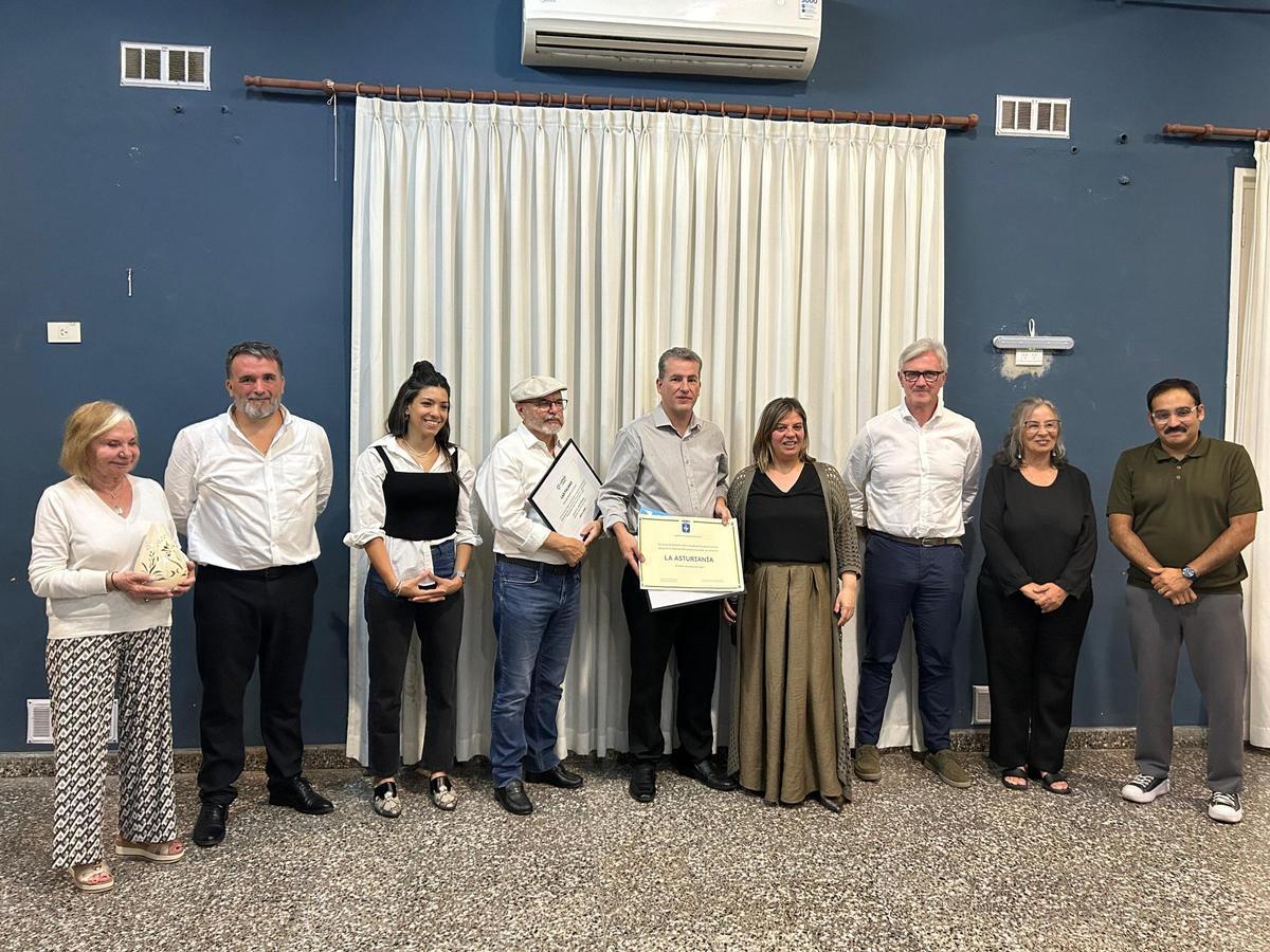 La delegación asturiana con representantes de la municipalidad y del Centro Asturiano. En el centro, Isidro Montes y Fabián Martínez, este último con el Diploma del Reconocimiento de Asturianía.