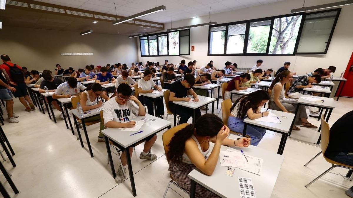 Alumnos en las pruebas de Selectividad, este martes en Zaragoza.