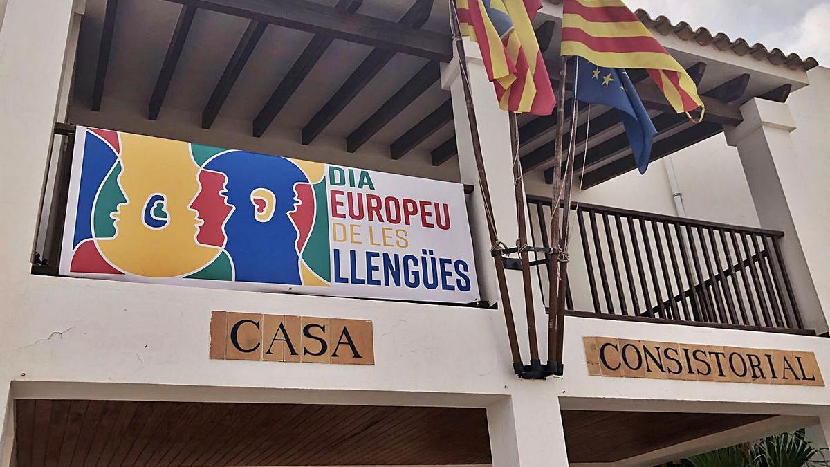 Cartel del Día Europeo de las Lenguas, ayer, en el Consell de Formentera. | CIF