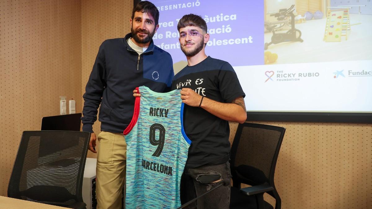 Ricky Rubio, junto a Izan, un antiguo paciente con el que se reencontró el jugador azulgrana