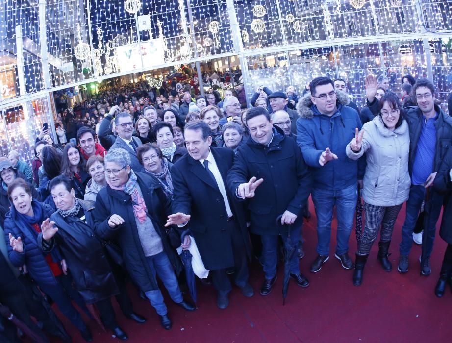 Las calles del centro volvieron a estar abarrotadas de turistas y locales seducidos por la Navidad de Vigo. Abel Caballero recibió a visitantes de Cuntis, Camariñas, Pinto y Alicante.