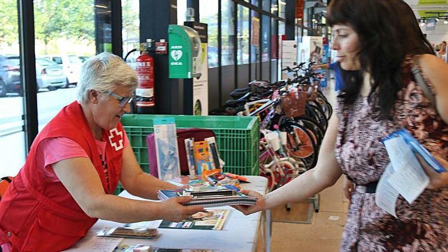 Una parada de Creu Roja en una acció solidària