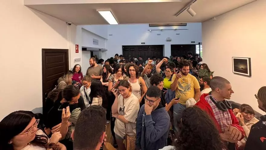 Un grupo de alumnos 'okupa' el Rectorado de la ULL