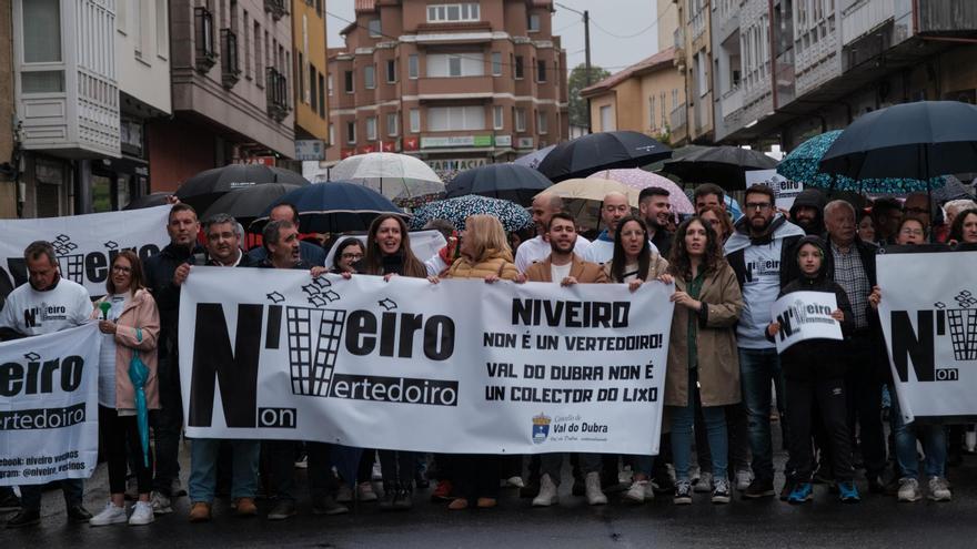 Concentración organizada en Bembibre, Dubra, contra o vertedoiro de Niveiro