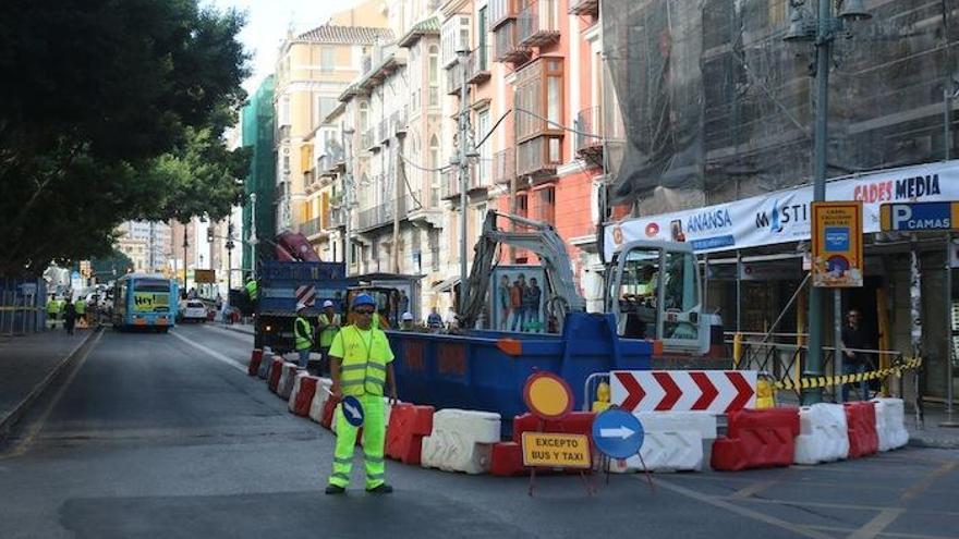 Un tramo del lateral norte de la Alameda se ha cerrado para hacer catas arqueológicas.