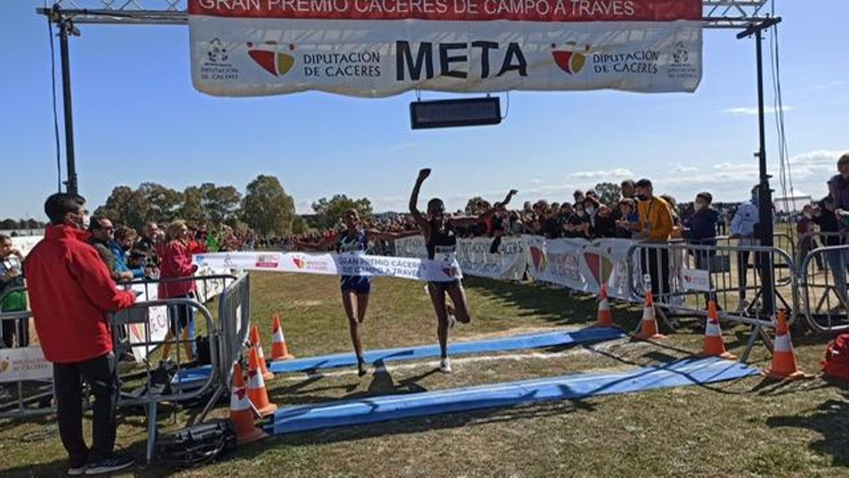 Yasmin Can se impone en la meta a Eva Cherono en la llegada masculina.