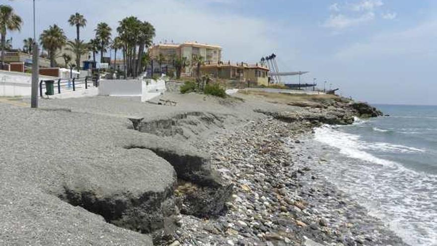 Vista de la playa de Ferrara, ayer, desde en el entorno más oriental del paseo marítimo.