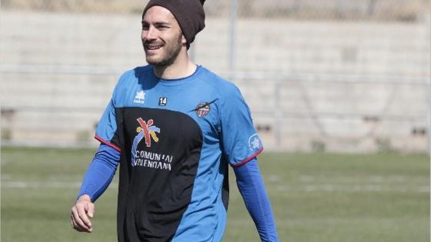 Xavi Torres sonríe durante el entrenamiento del equipo, ayer, en Buñol..