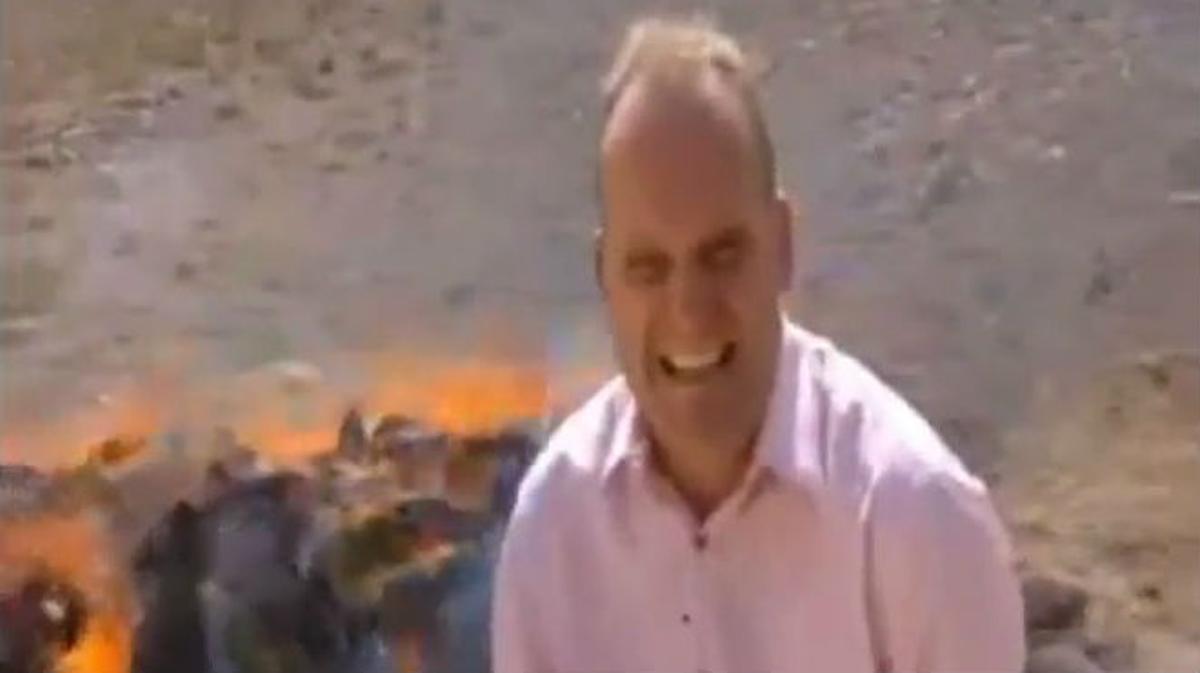 Un reporter de la BBC es col·loca accidentalment.