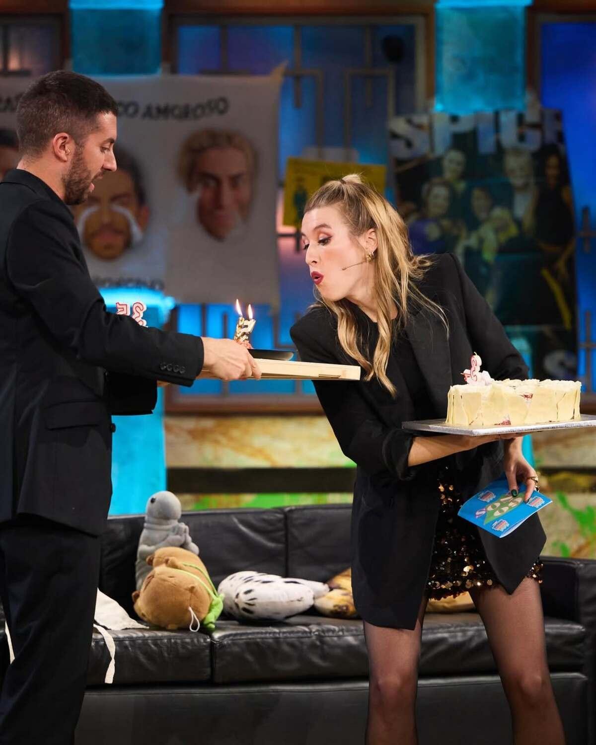 Eva Soriano soplando las velas en 'La Revuelta'