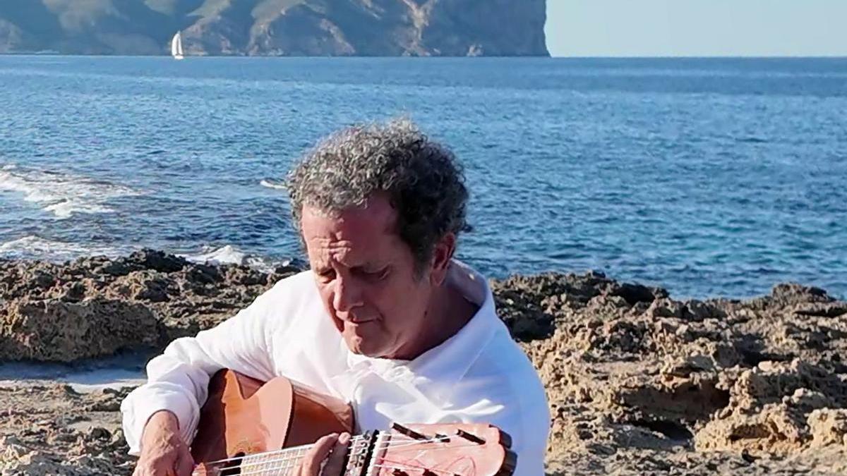 Pol Alcaide, tocando la guitarra al aire libre.