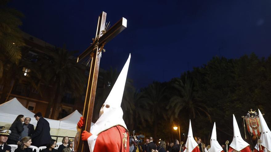 La Semana Santa esquiva el temporal y celebra el Santo Entierro una hora tarde